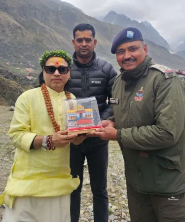 बद्रीनाथ धाम पहुंचे कैलाश खेर,  पूजा-अर्चना कर आशीर्वाद लिया