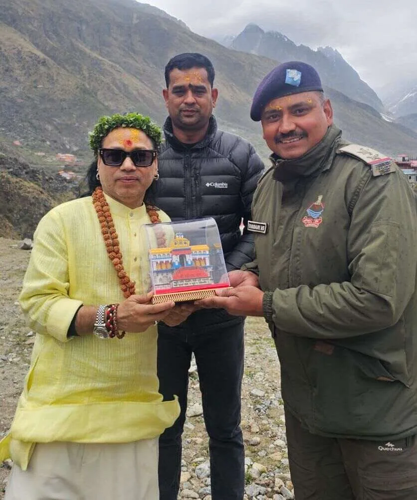 बद्रीनाथ धाम पहुंचे कैलाश खेर,  पूजा-अर्चना कर आशीर्वाद लिया
