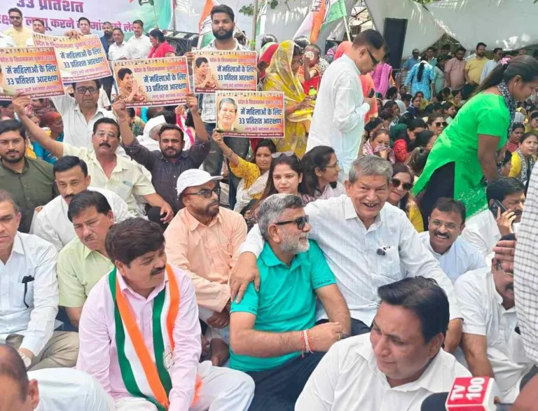कांग्रेस का विधानसभा के बाहर धरना, महिलाओं को 33 प्रतिशत आरक्षण देने की मांग