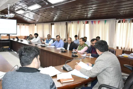 नैनीताल में मोबाइल कनेक्टिविटी मजबूत करने पर जोर, डार्क एरिया में नेटवर्क सुधारने के निर्देश