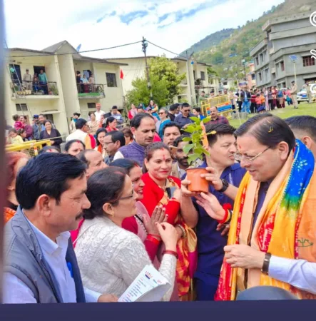 सीएम धामी के भीमताल दौरे पर ग्राम प्रधान ने सौंपा ज्ञापन, ग्रामीण समस्याओं के समाधान का आश्वासन