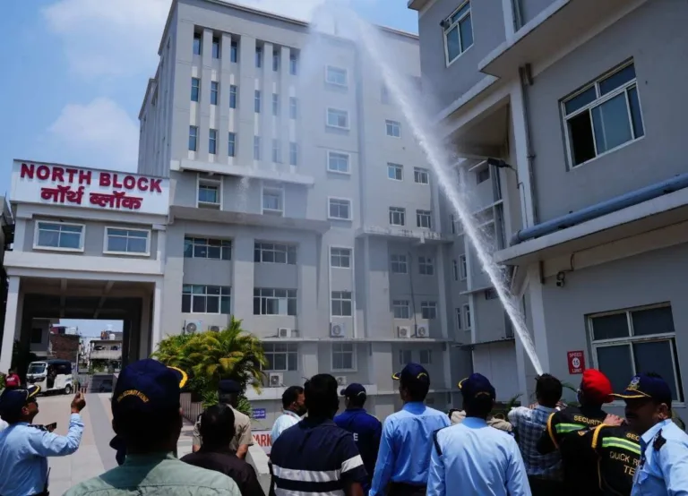 फायर ब्रिगेड की टीम ने श्री महंत इन्दिरेश अस्पताल में फायर सेफ्टी पर साझा की महत्वपूर्णं जानकारियां