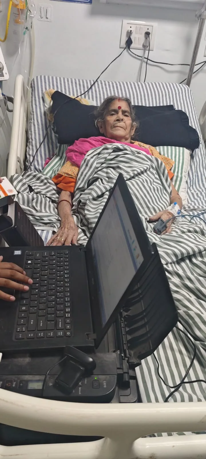 आश्रम सेवा समिति में बुजुर्गों के आधार अपडेट, अस्पताल पहुंचकर बेडरिडन महिला को मिली राहत