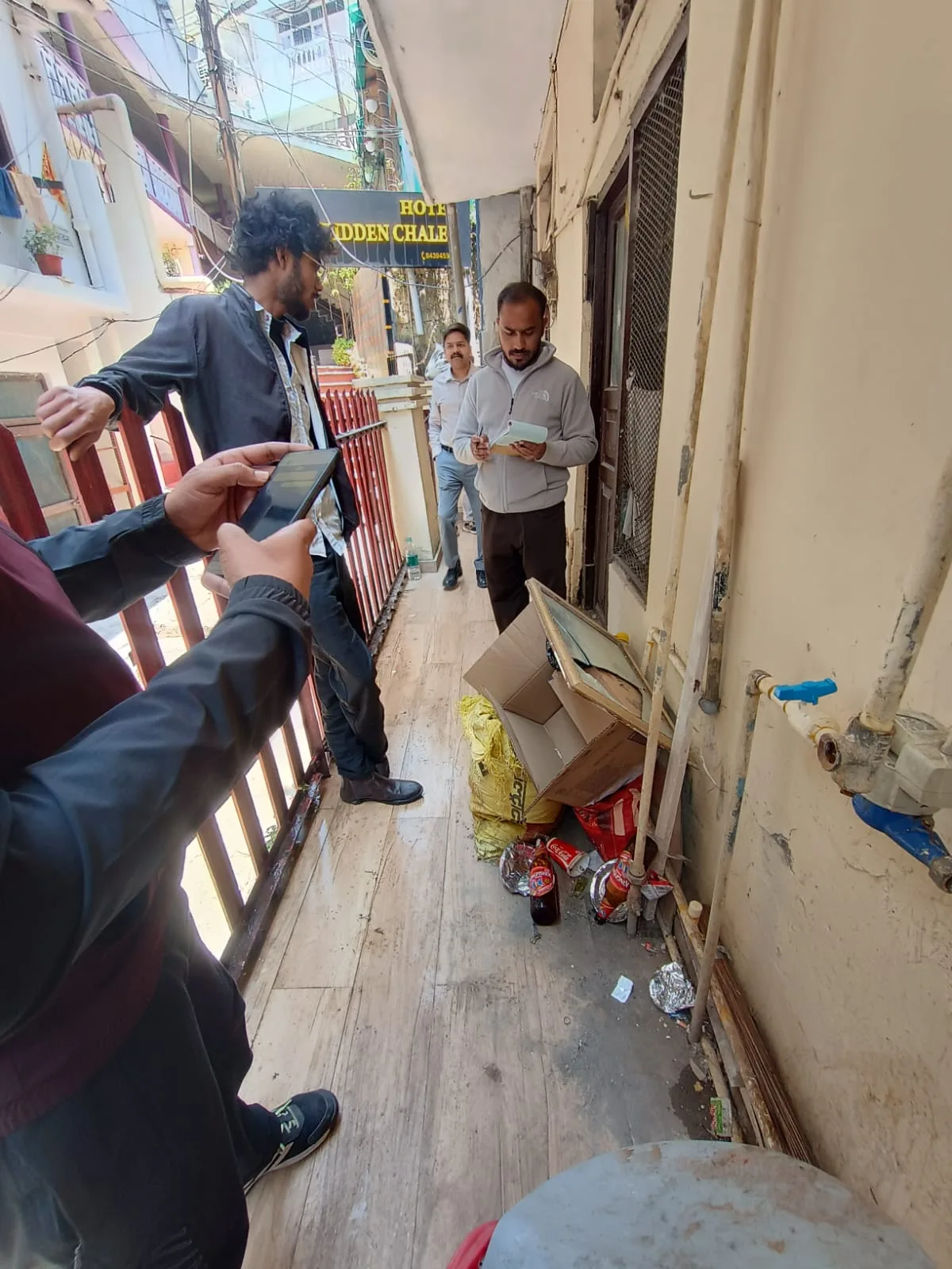 डीएम के निर्देश पर ब्रॉडवे होटल पर बड़ी कार्रवाई