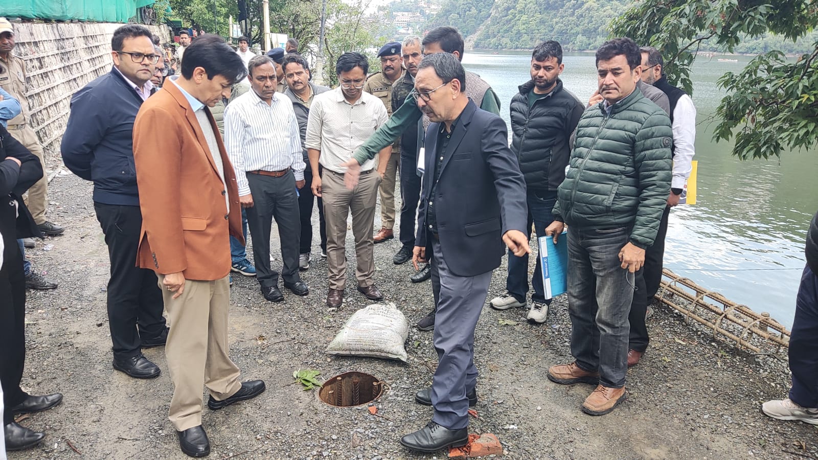 नैनीताल में निर्माण कार्यों की समीक्षा: आयुक्त दीपक रावत सख्त, गंदगी पर जताई नाराजगी