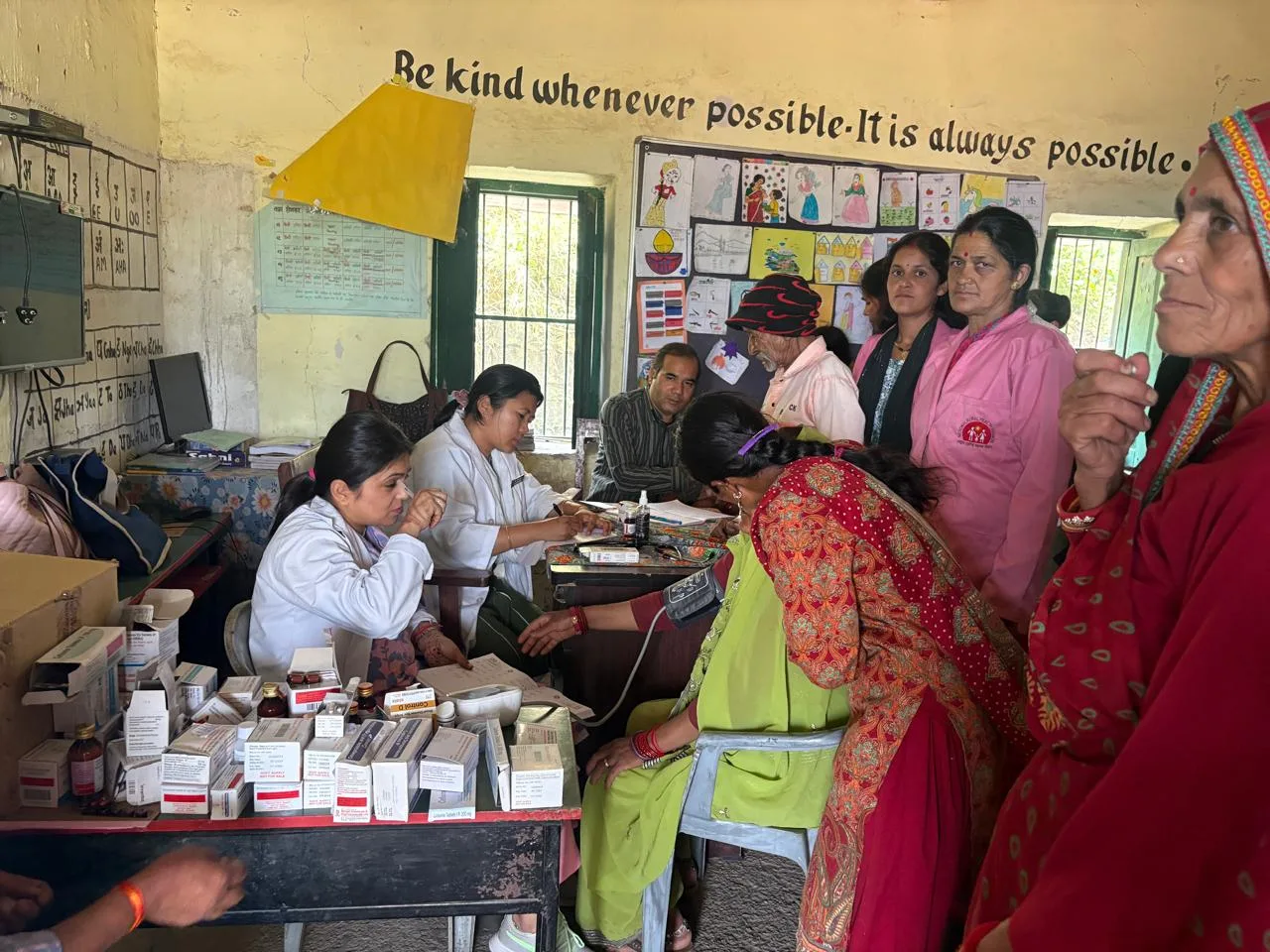 बबियाड में वायरल फीवर का कहर, ग्रामीणों के लिए लगा मेडिकल कैंप