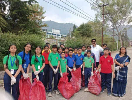 भीमताल की झीलों में गूंजा स्वच्छता का संदेश, 450 बच्चों ने जुटाए 400 बैग कूड़ा