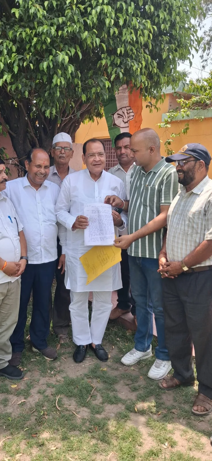 भीमताल में बीएसएनएल सेवाओं की बदहाली पर कांग्रेस का हमला, नेता प्रतिपक्ष को सौंपा ज्ञापन