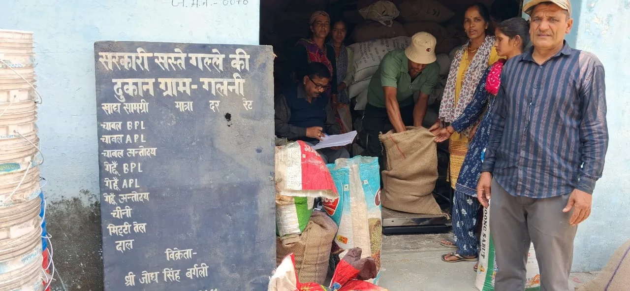 सस्ता गल्ला दुकानों व खाद्यान्न गोदामों पर छापे, खामियों पर नोटिस