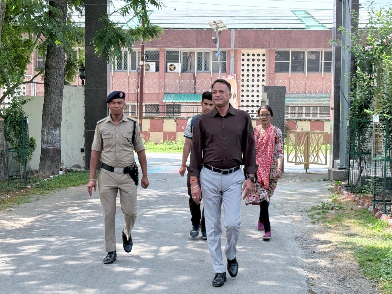 ‘ईंधन बचाव अभियान’ के तहत मुख्य विकास अधिकारी पैदल पहुंचे कार्यालय