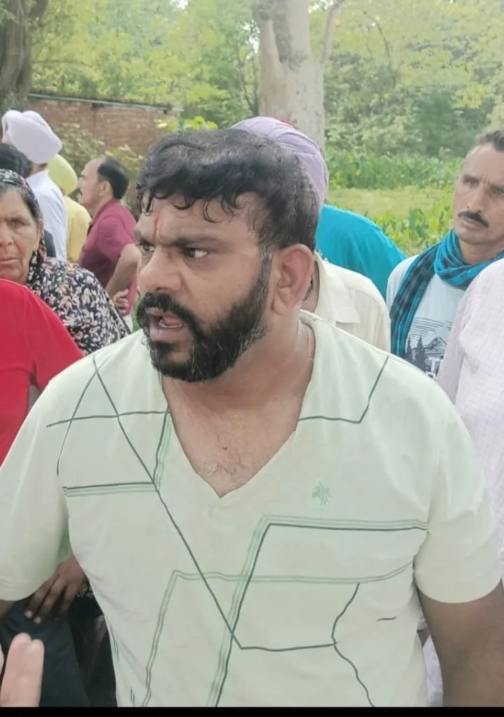दरबार श्री गुरु राम राय जी महाराज की संगतों पर भू-माफिया ने की पत्थरबाजी