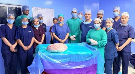 पेट में 15 किलो की गाँठ लेकर पहुँची महिला