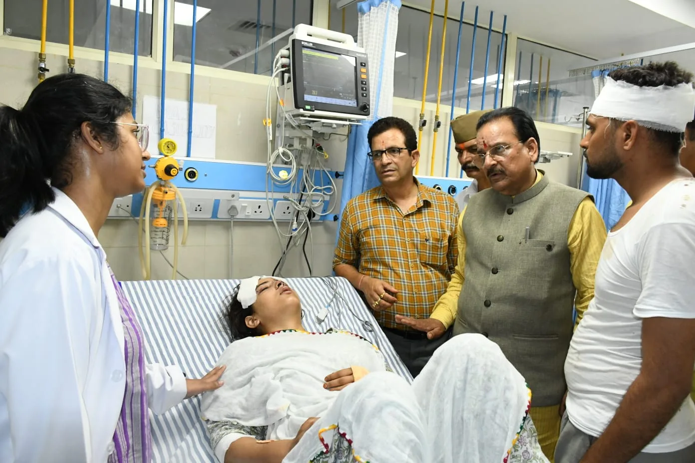 कालाढूंगी सड़क हादसे के घायलों से मिले सांसद अजय भट्ट, बेहतर उपचार के दिए निर्देश