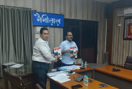 कृषि ऋण बढ़ाने पर डीएम का जोर, वार्षिक ऋण योजना पुस्तिका का किया विमोचन