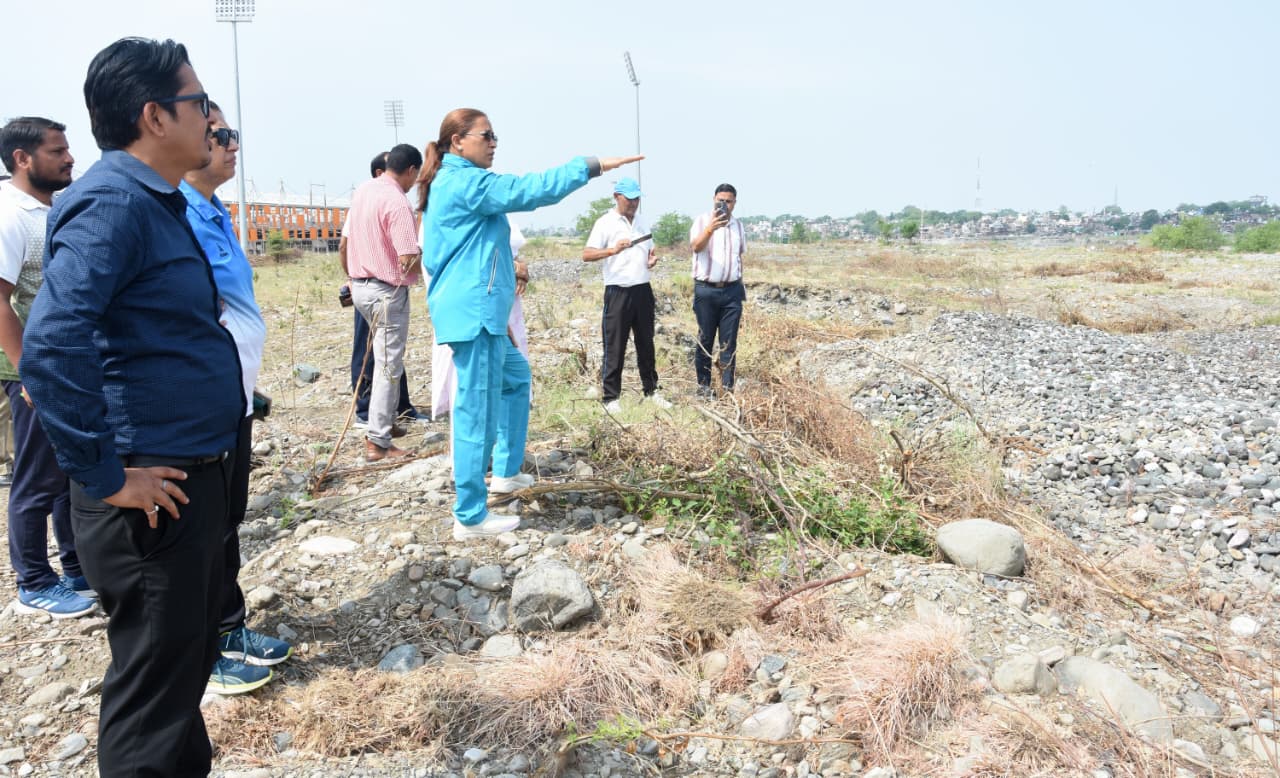 खेल विश्वविद्यालय की जमीन पर पहुंचीं रेखा आर्या, मिट्टी माथे से लगाकर बोलीं- खिलाड़ियों के लिए तीर्थ से कम नहीं