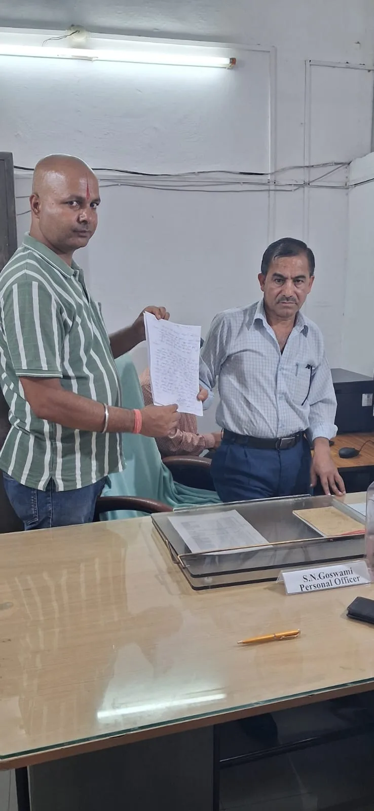 डॉक्टर की लापरवाही से बेरोजगार युवक की गाय की मौत का आरोप, 10 लाख मुआवजे की मांग