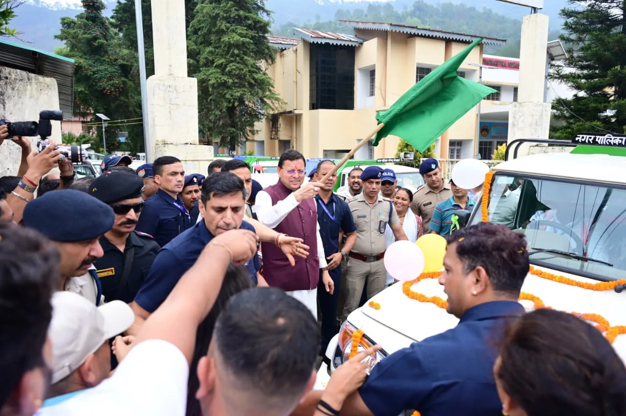 भीमताल पालिका को मिली स्वच्छता की नई ताकत, मुख्यमंत्री ने पांच कूड़ा वाहनों को दिखाई हरी झंडी