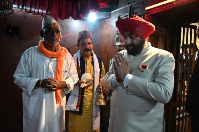 मां हाट कालिका मंदिर पहुंचे राज्यपाल, प्रदेश की खुशहाली के लिए की पूजा-अर्चना
