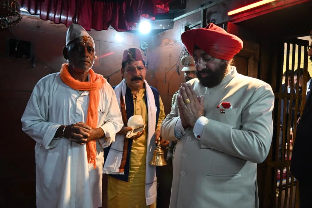 मां हाट कालिका मंदिर पहुंचे राज्यपाल, प्रदेश की खुशहाली के लिए की पूजा-अर्चना