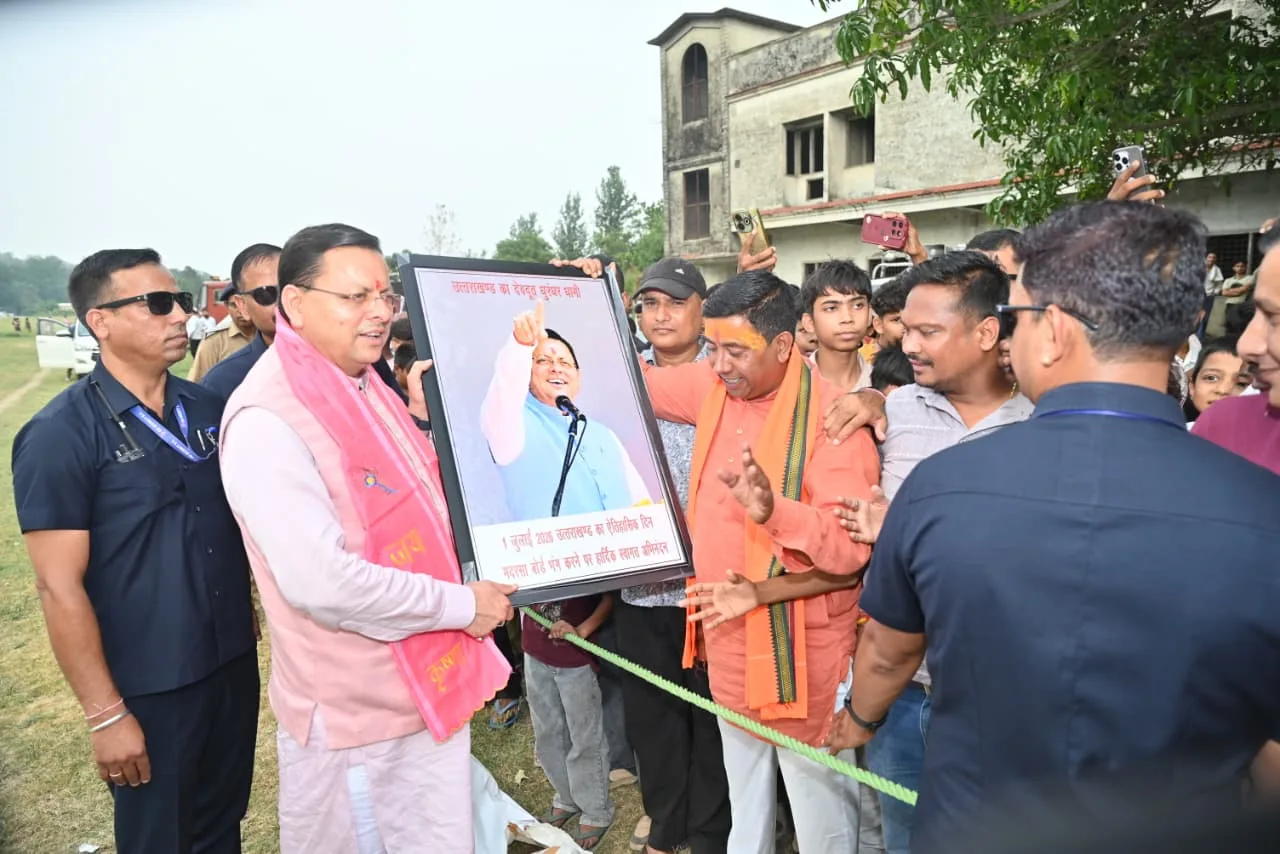 रामनगर में बच्चों के बीच पहुंचे मुख्यमंत्री धामी, सेल्फी और संवाद ने जीता दिल