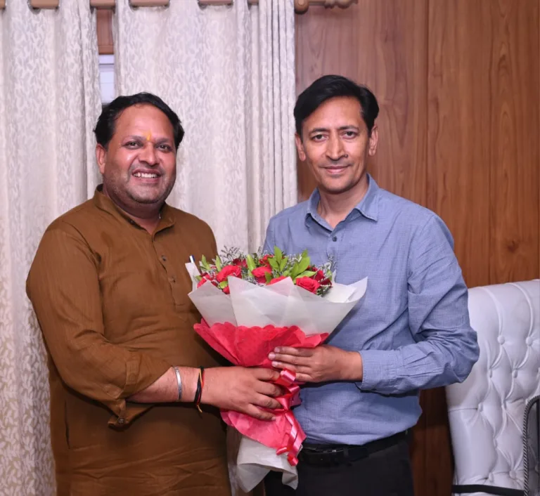 रुद्रपुर में जलभराव के स्थायी समाधान की पहल, मेयर विकास शर्मा ने कुमाऊँ आयुक्त से की मुलाकात