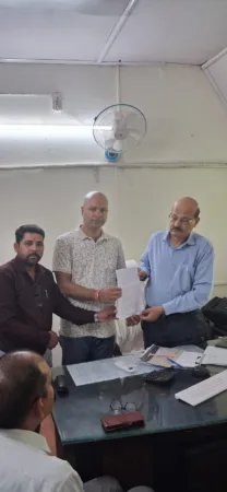 सड़क नहीं बनने से पलायन की मार, बगड़वार बैंड-वीरसिंग्या मोटरमार्ग को लेकर कांग्रेस ने खोला मोर्चा