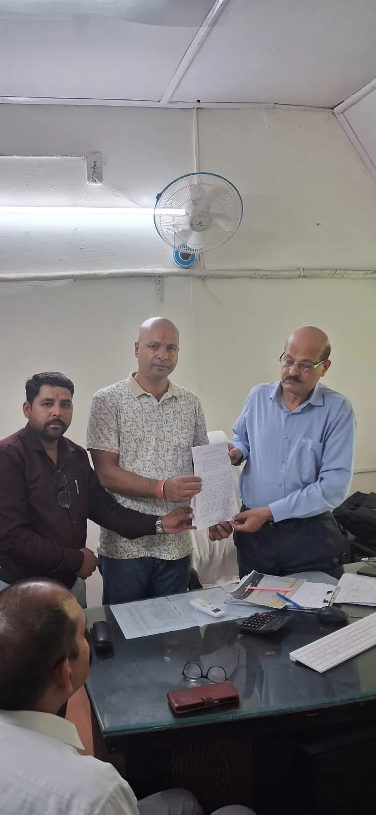 सड़क नहीं बनने से पलायन की मार, बगड़वार बैंड-वीरसिंग्या मोटरमार्ग को लेकर कांग्रेस ने खोला मोर्चा