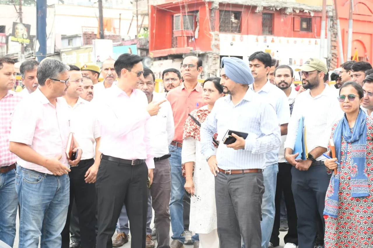 230 करोड़ की सड़क व ड्रेनेज परियोजनाएं समय पर पूरी हों, लापरवाही पर होगी जवाबदेही : आयुक्त