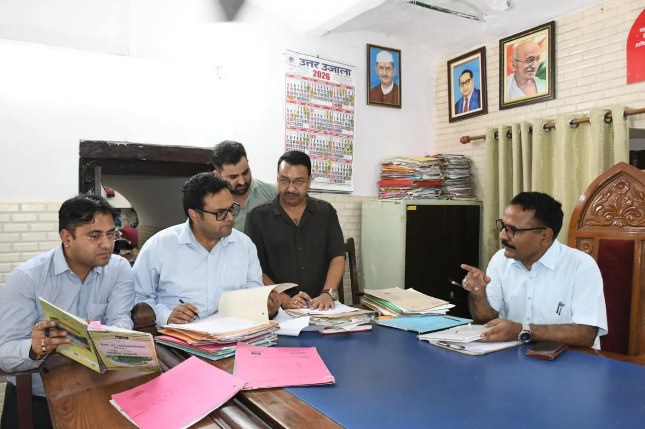 एक साल से लंबित भूमि पैमाइश मामलों पर डीएम सख्त, जांच के आदेश
