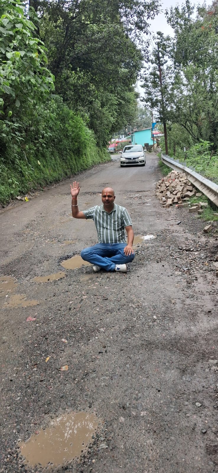 चांफी-पदमपुरी मोटर मार्ग की बदहाली पर कांग्रेस नेता का धरना, 15 दिन में मरम्मत की मांग