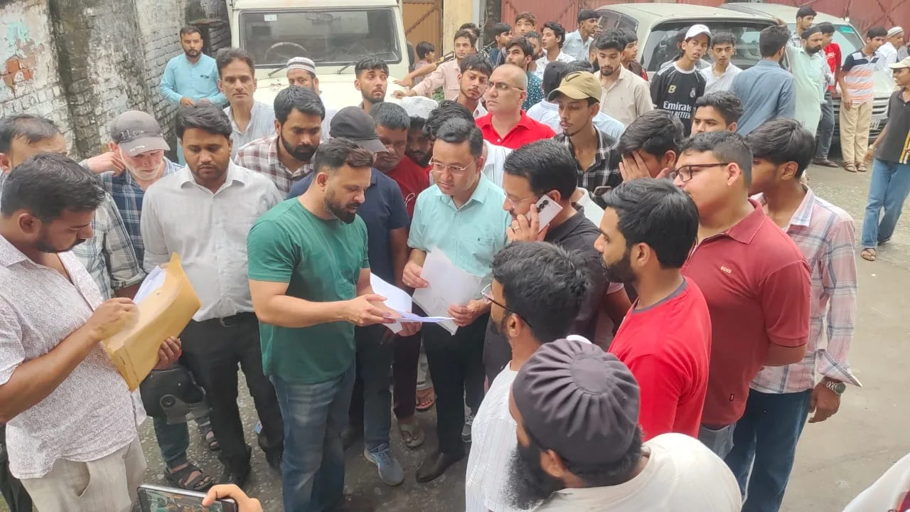 बनभूलपुरा में नालों पर बने 20 से अधिक अवैध निर्माण ध्वस्त