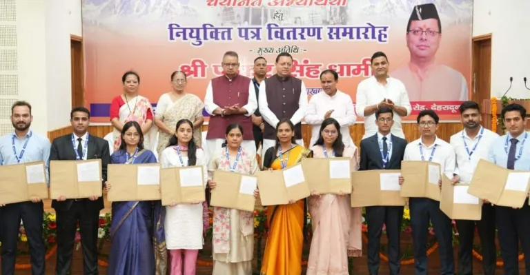 मुख्यमंत्री ने PCS  मैन्स के 182 और कृषि विभाग में चयनित 5 युवाओं को सौंपा नियुक्ति पत्र