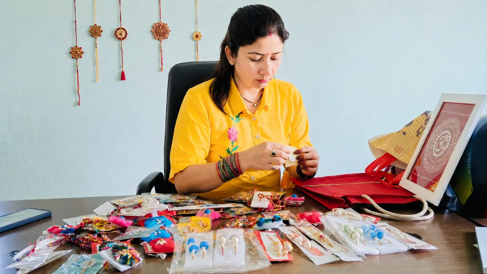 रेशम की राखियों से आत्मनिर्भरता की नई डोर बुन रहीं महिलाएं