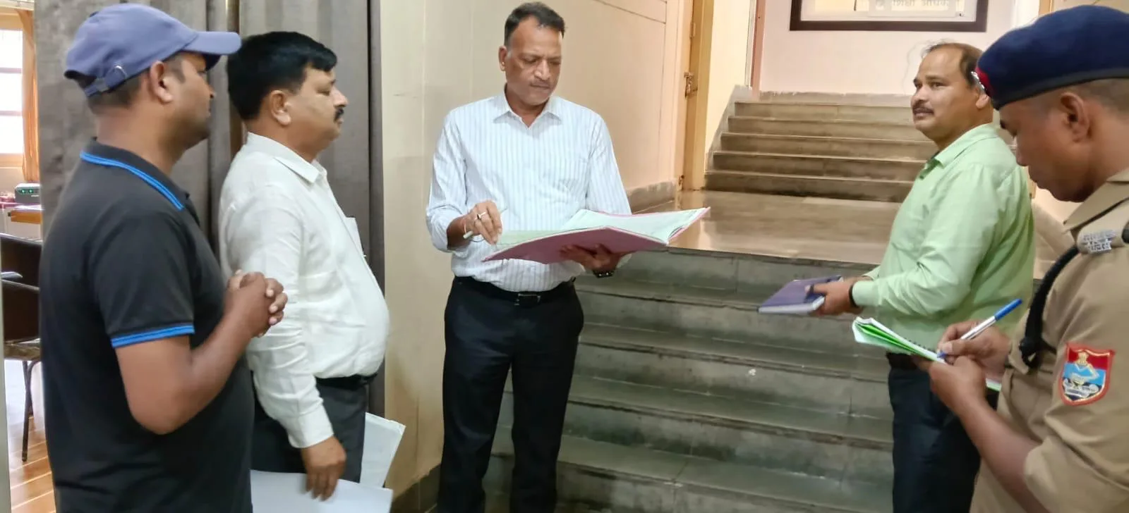 सीडीओ के औचक निरीक्षण में शिक्षा विभाग की खुली पोल, चार कर्मचारी मिले अनुपस्थित