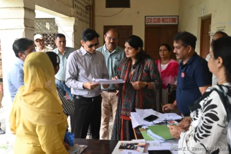 एसआईआर अभियान में तेजी, आयुक्त दीपक रावत ने विभिन्न बूथों का किया निरीक्षण