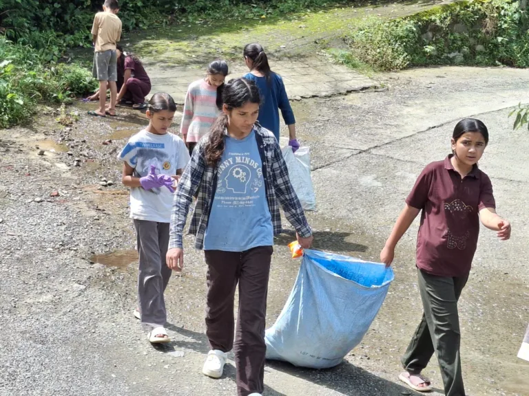जंगलिया गांव में हर रविवार चल रहा स्वच्छता अभियान, प्लास्टिक मुक्त गांव बनाने का संकल्प