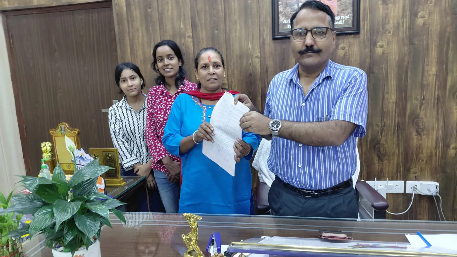 डीएम की पहल पर भूमाफिया के कब्जे से मुक्त हुई 25 नाली जमीन, पीड़िता को मिला न्याय