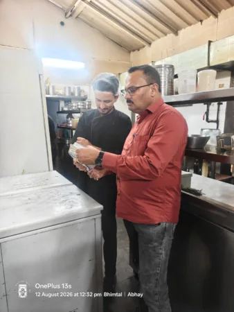 भीमताल-भवाली में खाद्य प्रतिष्ठानों का सघन निरीक्षण, पनीर और आटे के नमूने लिए