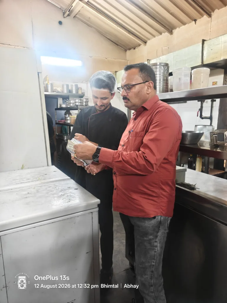 भीमताल-भवाली में खाद्य प्रतिष्ठानों का सघन निरीक्षण, पनीर और आटे के नमूने लिए