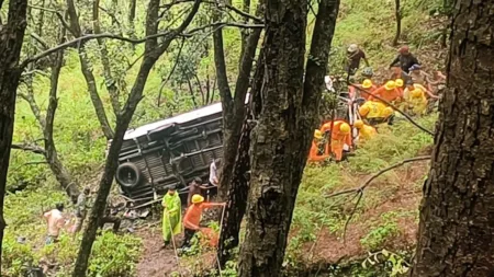 मुक्तेश्वर घूमने आए पर्यटकों का टैंपो ट्रैवलर खाई में गिरा, दो की मौत, कई घायल