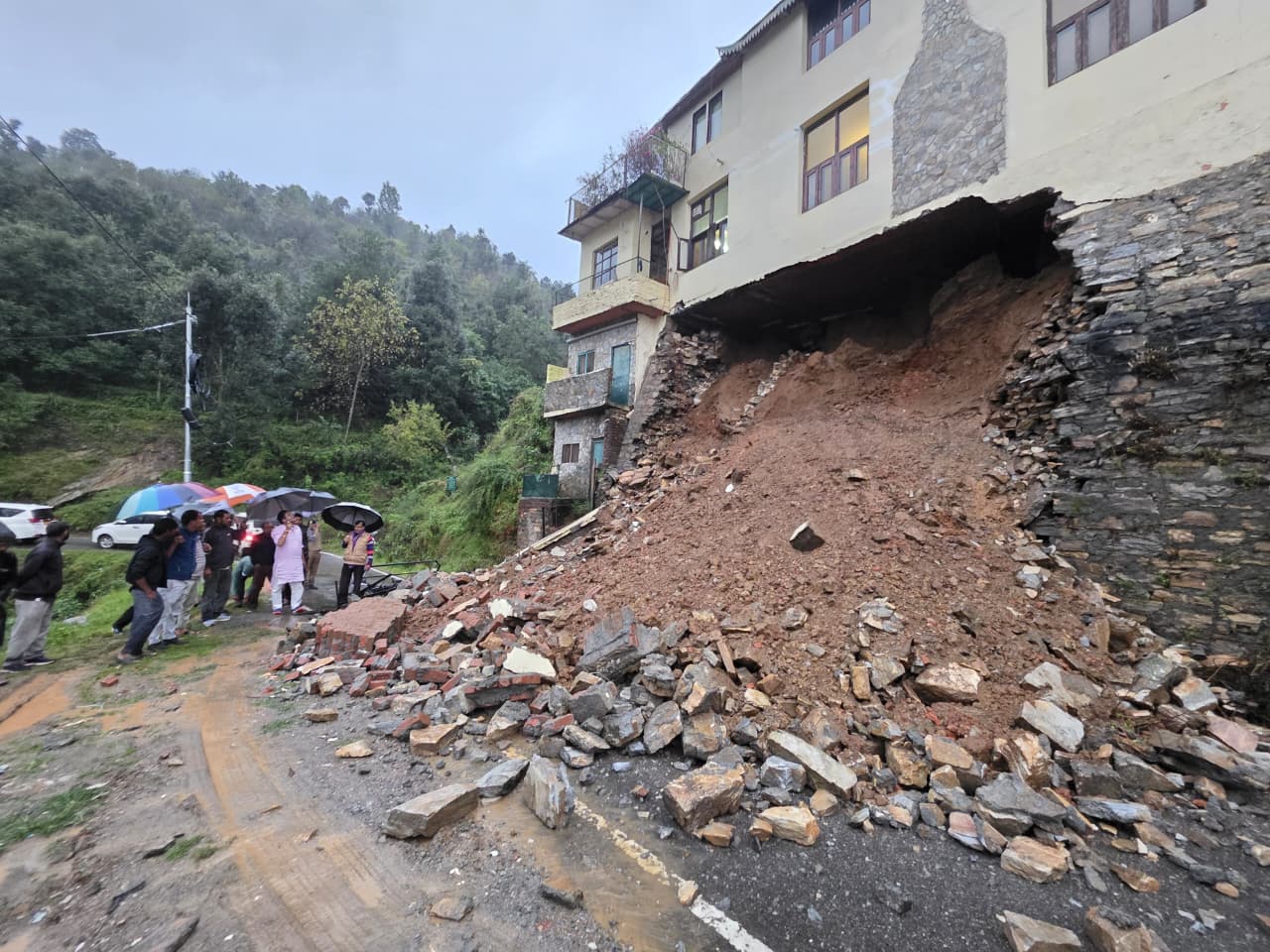 आपदा प्रभावित क्षेत्रों का मंत्री कैड़ा ने किया निरीक्षण, अधिकारियों को दिए त्वरित राहत के निर्देश