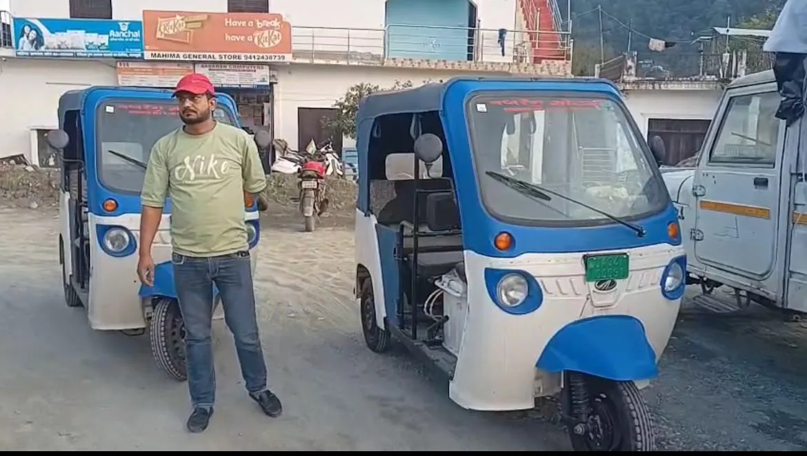 एक साल से खड़ा ई-रिक्शा, नहीं मिली संचालन की अनुमति