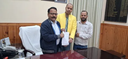 कैलाशद्वार में जमीन धंसने से झुकी बिजली लाइन, हादसे का खतरा