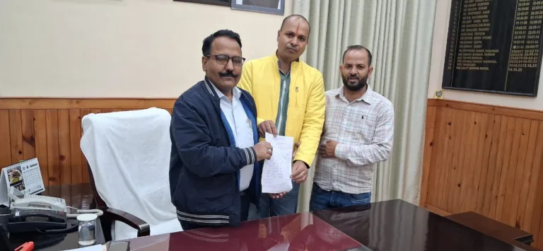 कैलाशद्वार में जमीन धंसने से झुकी बिजली लाइन, हादसे का खतरा