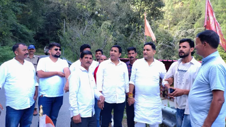 ग्रामीणों की समस्याएं सुन मंत्री कैड़ा ने अधिकारियों को दिए समाधान के निर्देश
