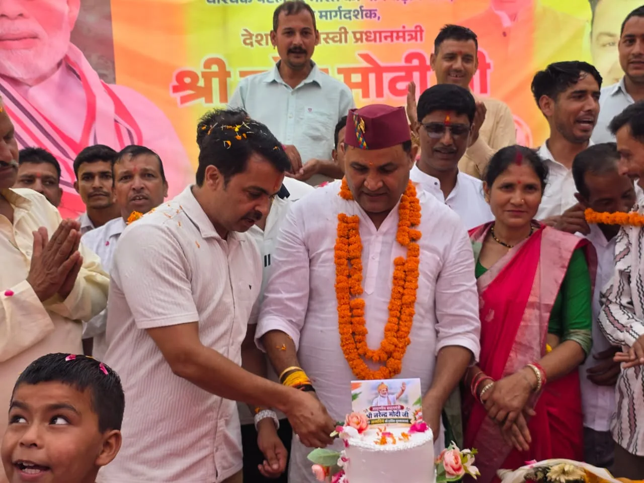ग्रामीणों के साथ केक काटकर मनाया प्रधानमंत्री मोदी का जन्मदिन