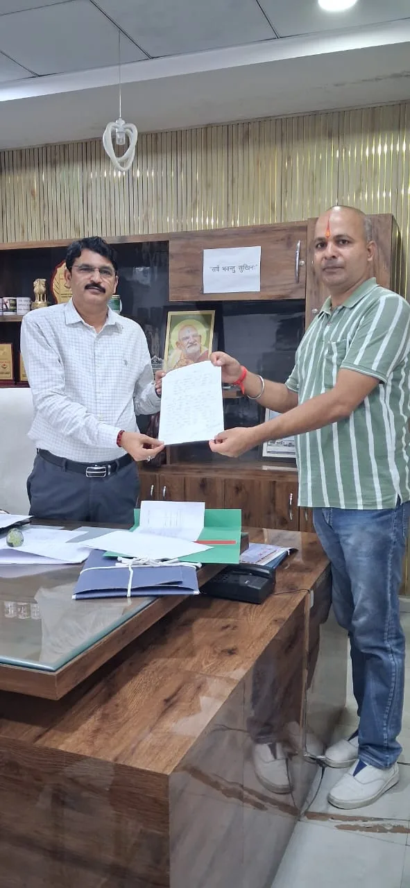 टैक्सी संचालक युवाओं के उत्पीड़न का आरोप, आरटीओ से राहत की मांग