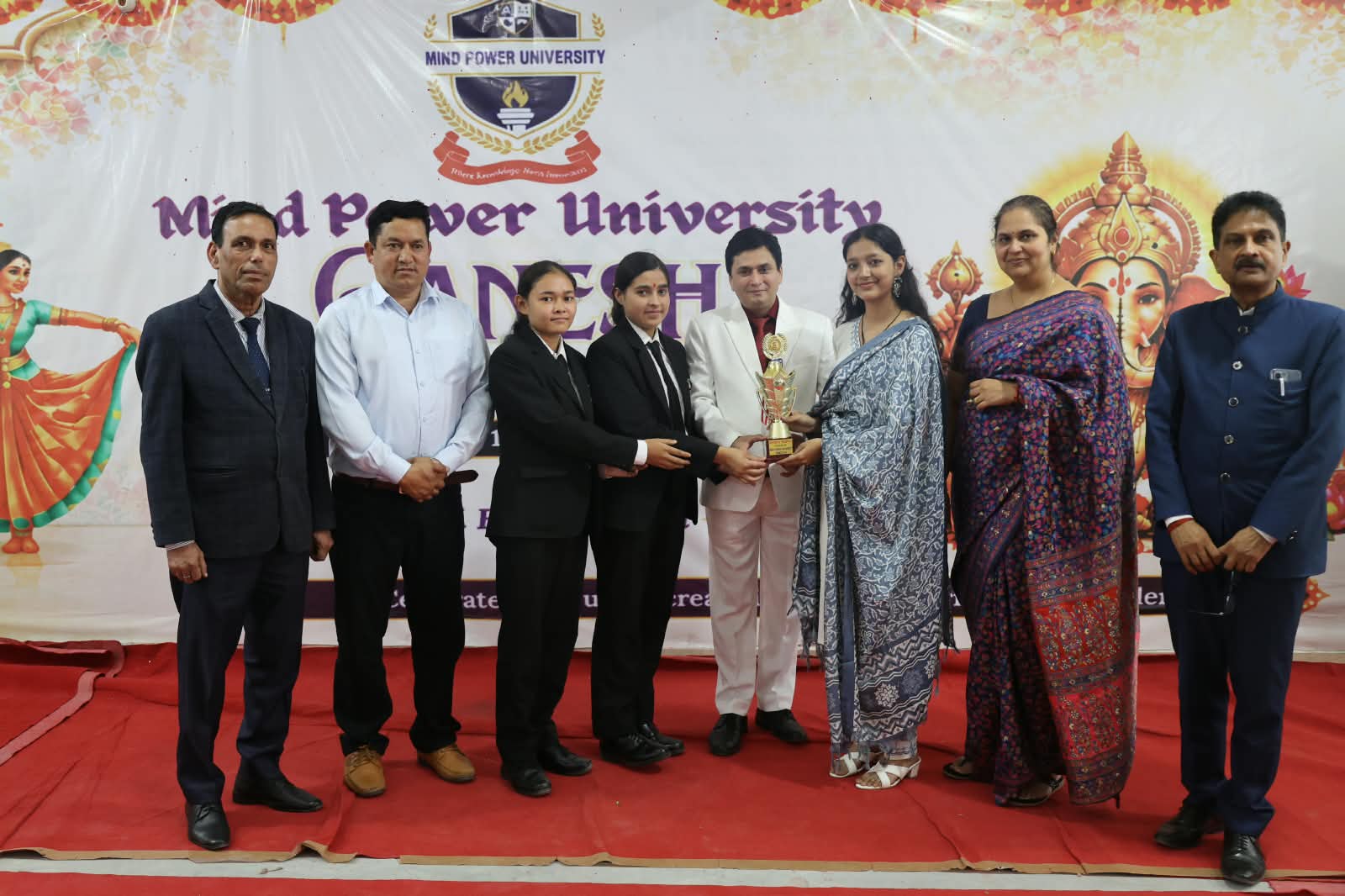 माइंड पावर यूनिवर्सिटी में गूंजा गणपति बप्पा का जयघोष, टॉपर्स का हुआ सम्मान