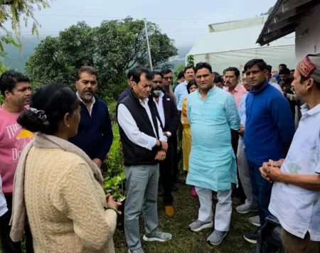 दूषित पानी से बीमार ग्रामीणों का हाल जानने पहुंचे कैड़ा, अधिकारियों को दिए समाधान के निर्देश
